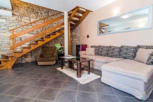 Charming Stone House With Fenced Yard - Casa Dina Valbandon