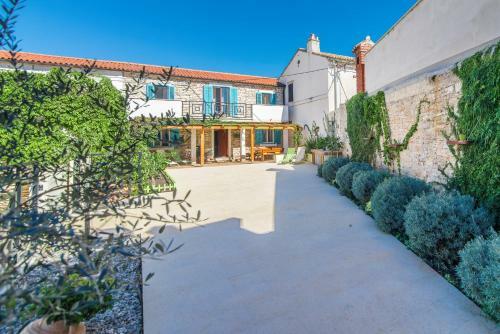 Charming Stone House With Fenced Yard - Casa Dina Valbandon