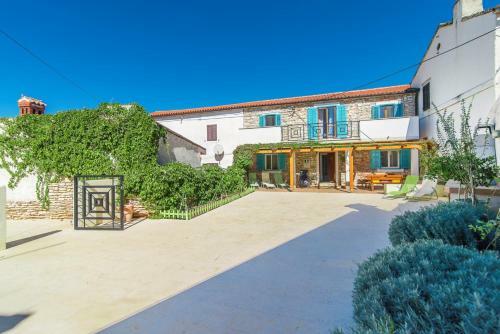 Charming Stone House With Fenced Yard - Casa Dina Valbandon