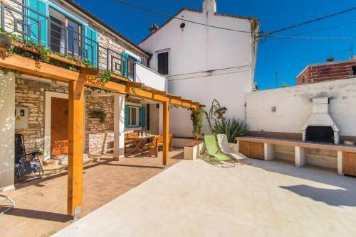 Charming Stone House With Fenced Yard - Casa Dina Valbandon