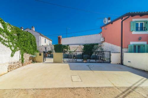 Charming Stone House With Fenced Yard - Casa Dina Valbandon