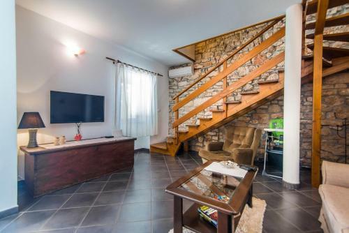 Charming Stone House With Fenced Yard - Casa Dina Valbandon