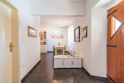 Charming Stone House With Fenced Yard - Casa Dina Valbandon
