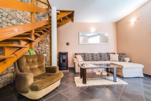 Charming Stone House With Fenced Yard - Casa Dina Valbandon