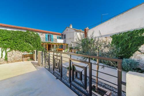 Charming Stone House With Fenced Yard - Casa Dina Valbandon