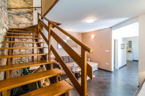 Charming Stone House With Fenced Yard - Casa Dina Valbandon