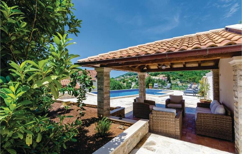 Three-bedroom Holiday Home In Orasac