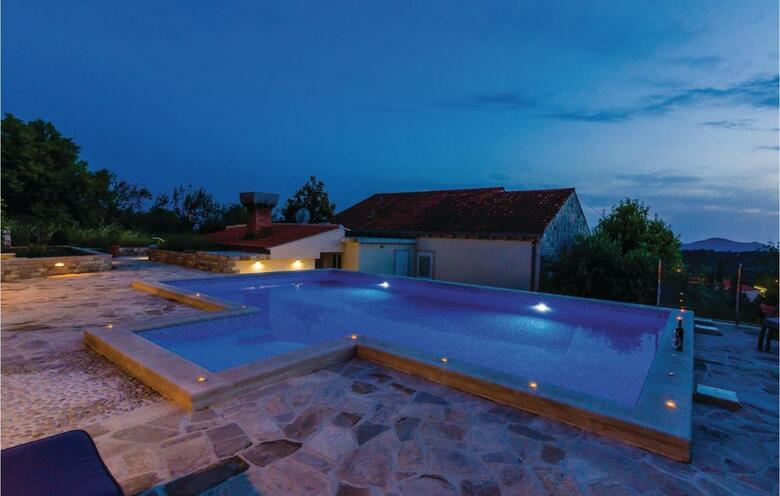 Three-bedroom Holiday Home In Orasac