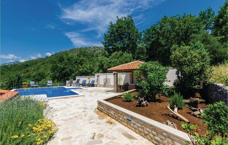 Three-bedroom Holiday Home In Orasac