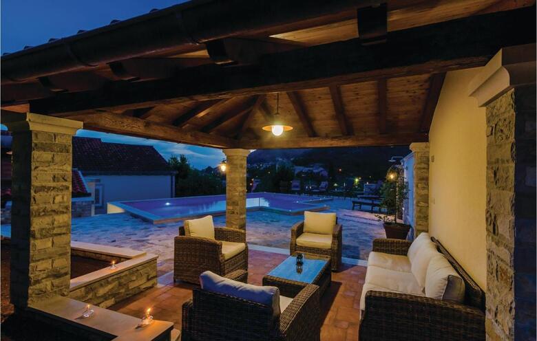 Three-bedroom Holiday Home In Orasac