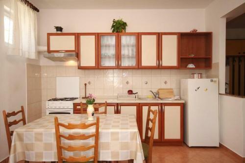 Apartment Kukljica 8237b