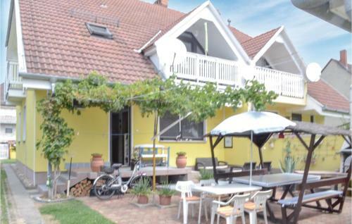 Two-bedroom Apartment In Balatonboglar