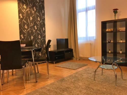 Gozsdu Apartment