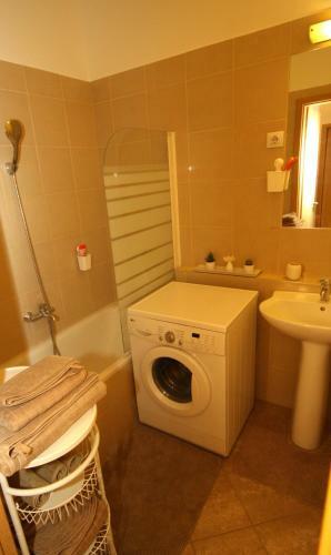 Gozsdu Apartment