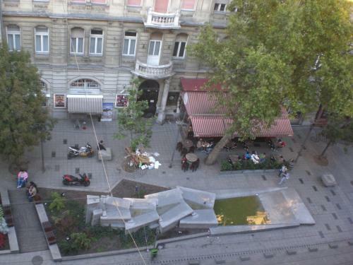 Broadway Center Rooftop View Apartment