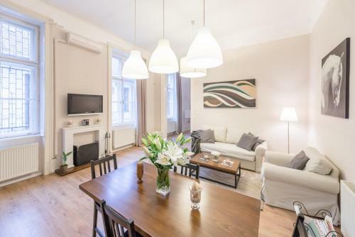 Paulay Apartment