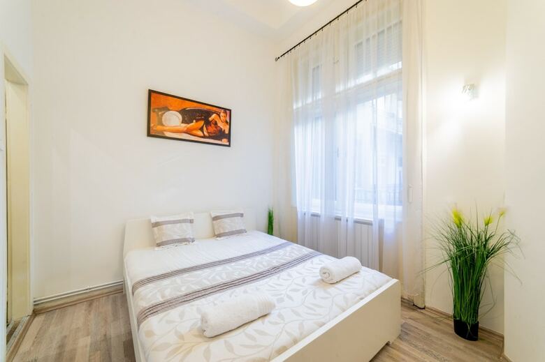 Real Apartments Lovag