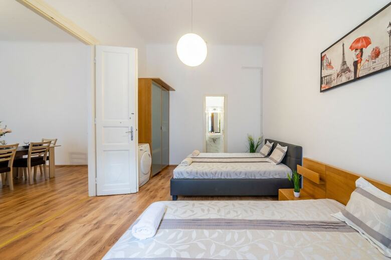 Real Apartments Lovag