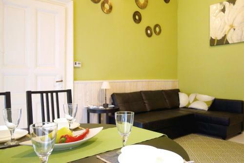 Vivid Rozsa Apartment