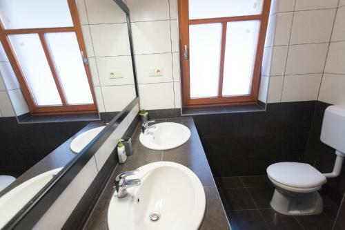H�romhuta Vend�gh�z