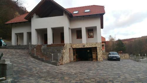 H�romhuta Vend�gh�z