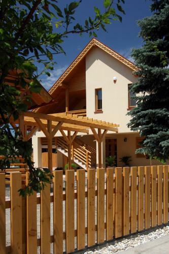 Hostal Family Panzio Es Apartman Hazak