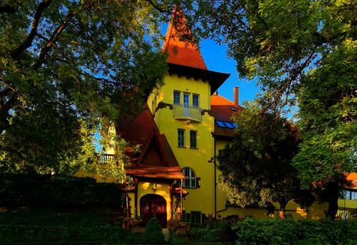 Fried Castle Hotel Resort