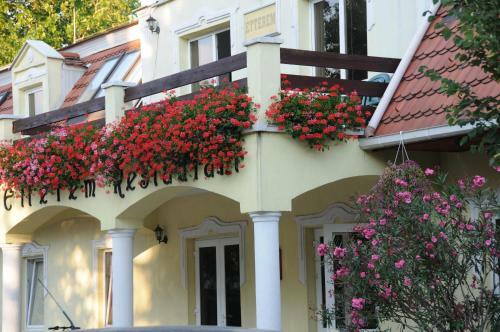 Bed & Breakfast Husz�r Panzi� �s �tterem