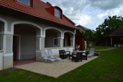 P�csely House Apartman