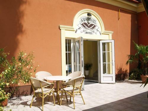 Hostal Kal�z Fregatt Panzi� & �tterem