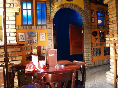 Hostal Kal�z Fregatt Panzi� & �tterem