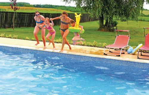 Holiday Home J�kai Utca-szentkozmadombja
