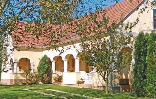 Holiday Home J�kai Utca-szentkozmadombja