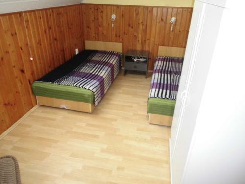 Lia Vend�gh�z Zs�ryf�rd?