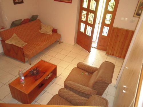 Lia Vend�gh�z Zs�ryf�rd?
