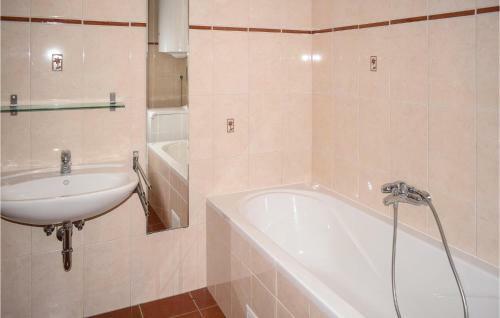 Three-bedroom Holiday Home In Szolad
