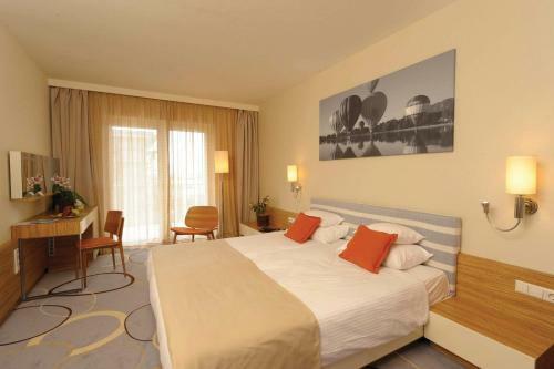 Hotel Velence Resort & Spa