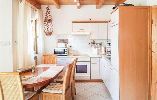 Three-bedroom Holiday Home In Zamardi