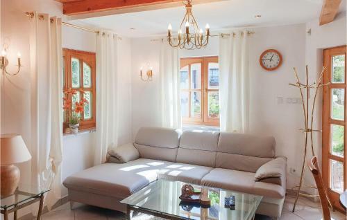Three-bedroom Holiday Home In Zamardi