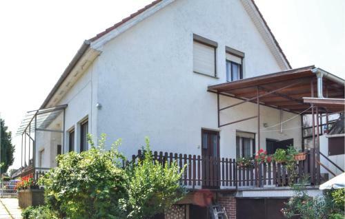 Three-bedroom Apartment In Zamardi
