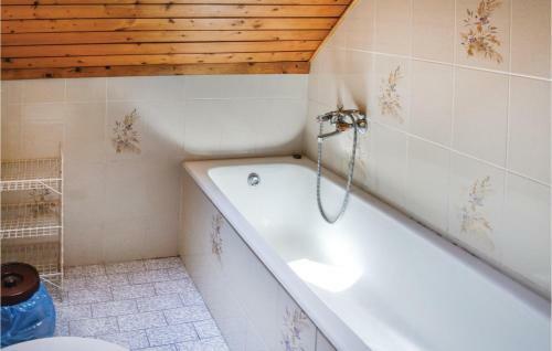 Three-bedroom Apartment In Zamardi
