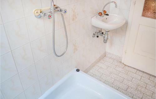 Three-bedroom Apartment In Zamardi