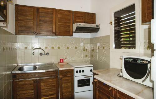 Three-bedroom Holiday Home In Zamardi