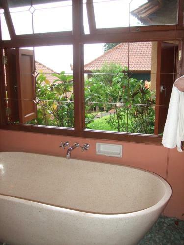 Strawberry Hill Hotel & Restaurant