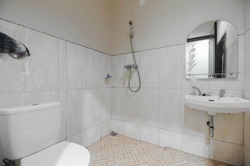 Hostal Reddoorz Near Pantai Tanjung Pendam