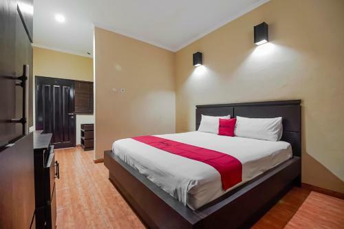 Hostal Reddoorz Near Pantai Tanjung Pendam