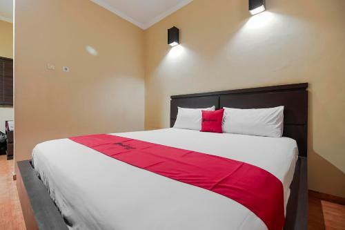 Hostal Reddoorz Near Pantai Tanjung Pendam