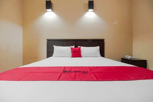 Hostal Reddoorz Near Pantai Tanjung Pendam
