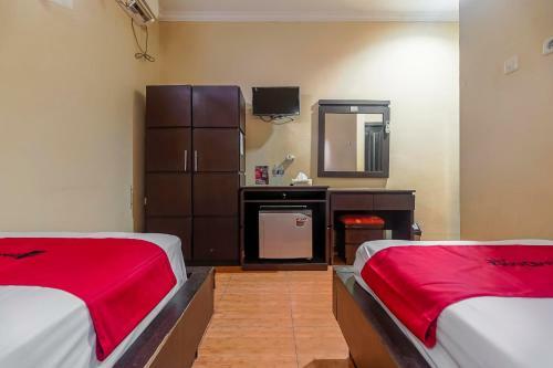 Hostal Reddoorz Near Pantai Tanjung Pendam