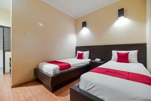 Hostal Reddoorz Near Pantai Tanjung Pendam